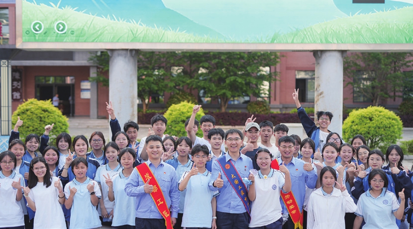 2026年4月13日,成飞大国工匠宣讲团走进贵州,为乡村振兴聚力,践行企业社会责任。.jpg 2026年4月13日,成飞大国工匠宣讲团走进贵州,为乡村振兴聚力,践行企业社会责任。.jpg