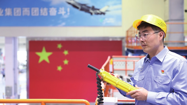 项目研制现场,基层党建创新载体“赛马机制”高效驱动任务推进。.jpg 项目研制现场,基层党建创新载体“赛马机制”高效驱动任务推进。.jpg