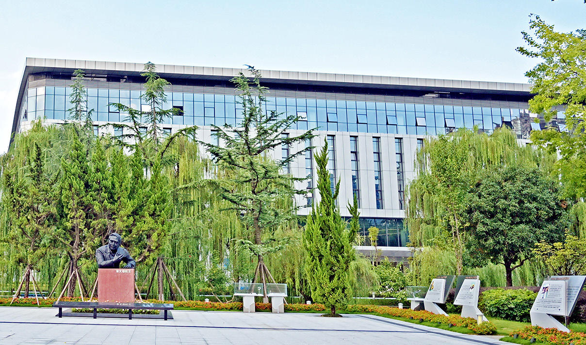 成都所“龙耀光华”航空科学家精神群落。.jpg 成都所“龙耀光华”航空科学家精神群落。.jpg